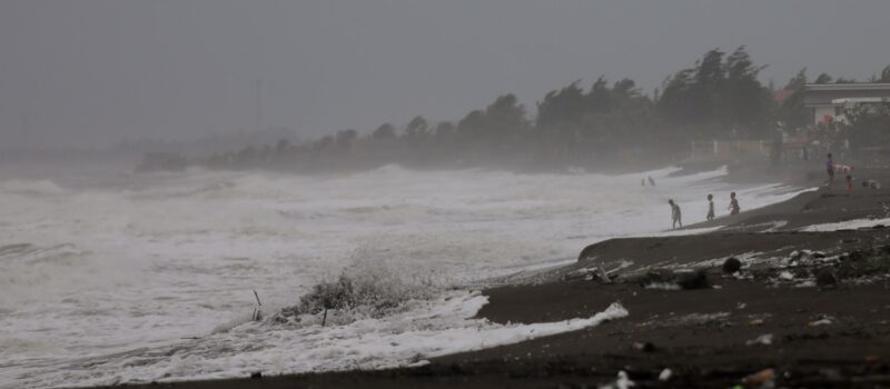 in-pictures:-typhoon-mawar-threatens-livelihoods-and-infrastructure-in-the-philippines in-pictures:-typhoon-mawar-threatens-livelihoods-and-infrastructure-in-the-philippines
