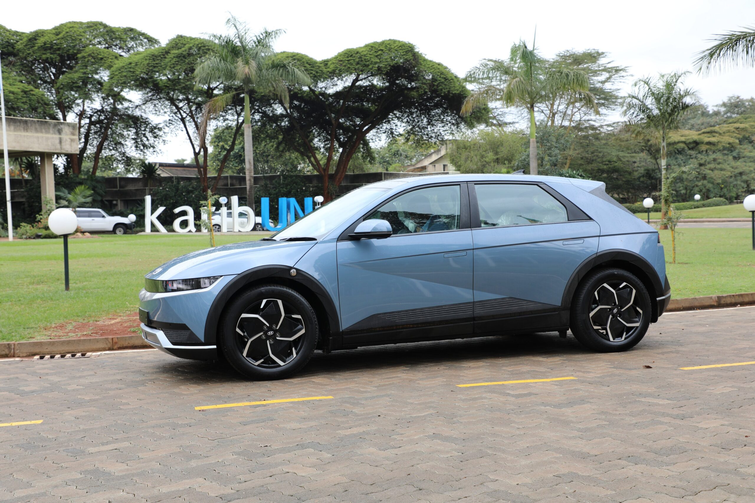 the-un’s-resident-coordinator-for-kenya-gets-the-hyundai-ioniq-5-as-official-vehicle