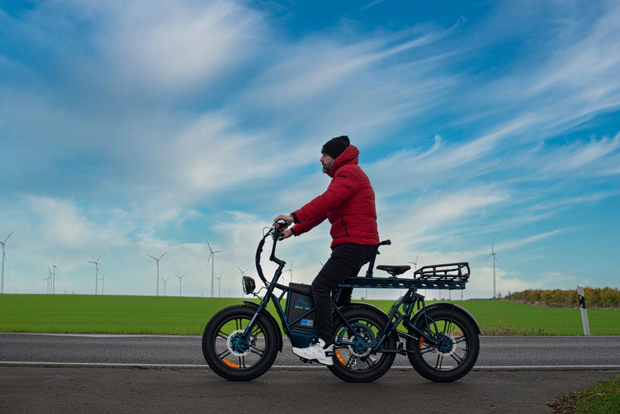 this-unique-electric-cargo-trike-has-all-3-wheels-inline