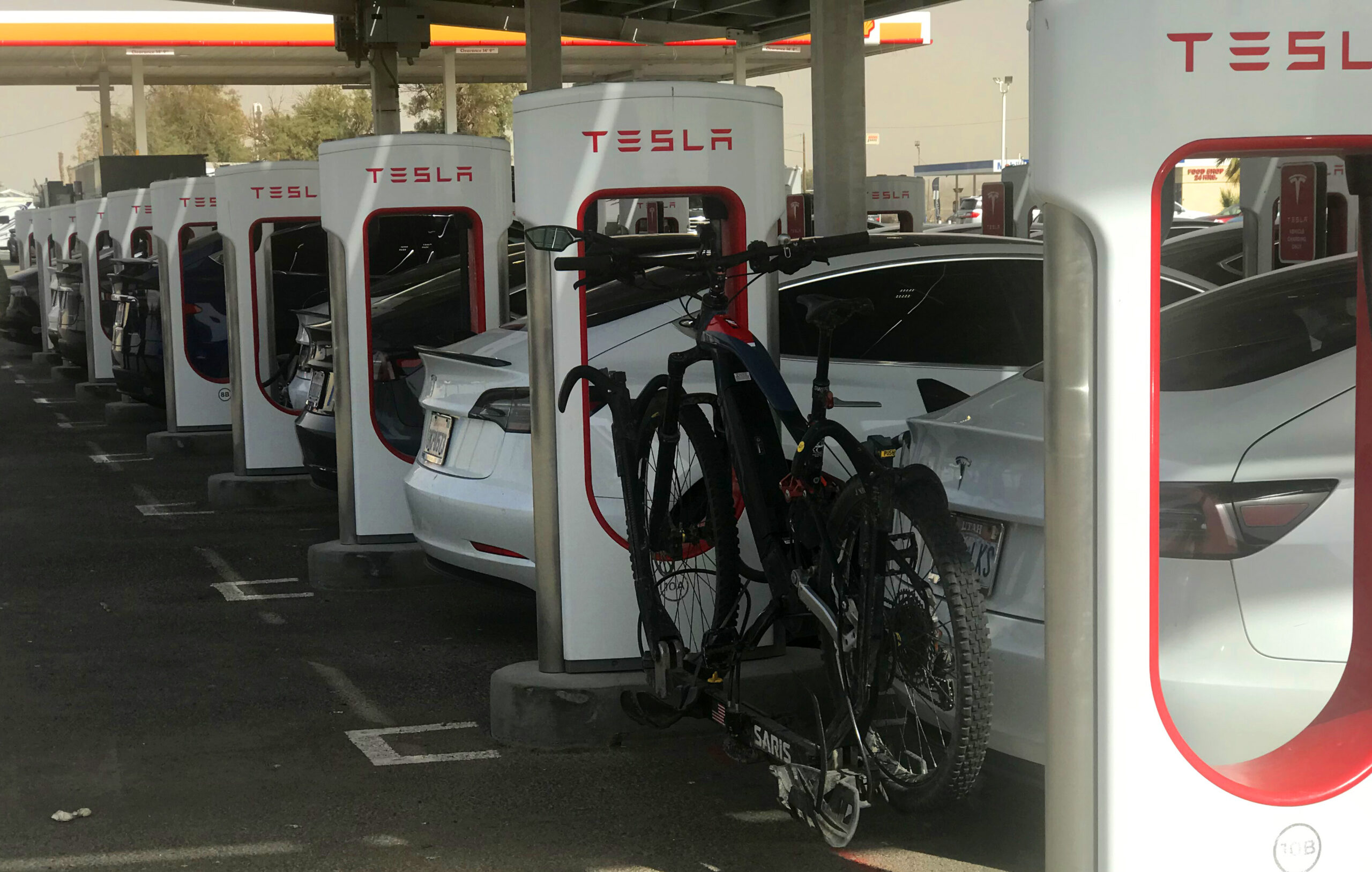 what-you-need-to-know-about-the-us-ev-charging-switch-to-tesla’s-nacs