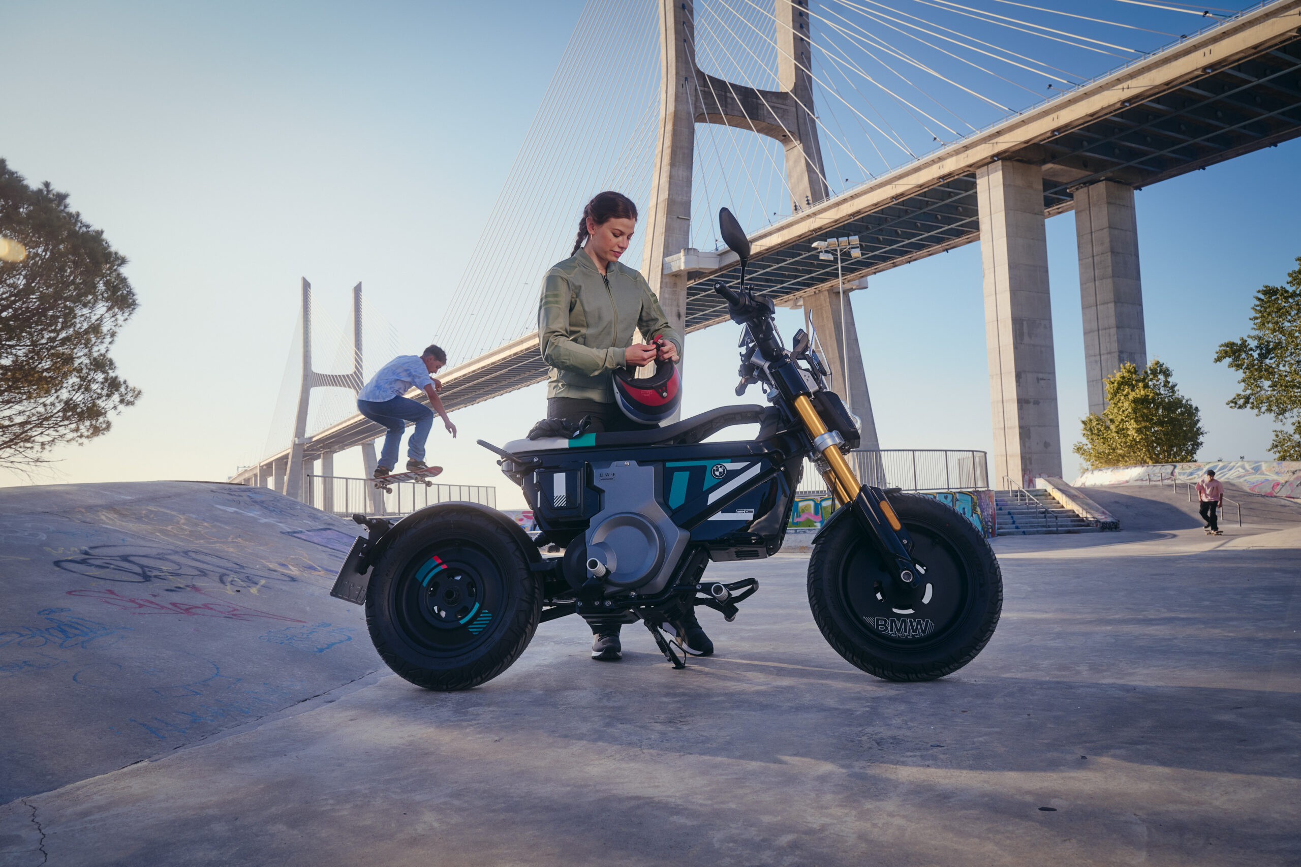 the-bmw-ce-02-eparkourer-is-a-funky-entry-level-electric-motorcycle