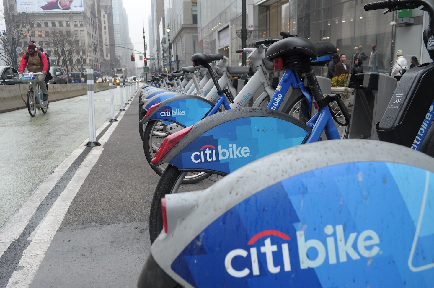 this-debit-card-offers-cash-back-for-sustainable-purchases,-including-electric-rides