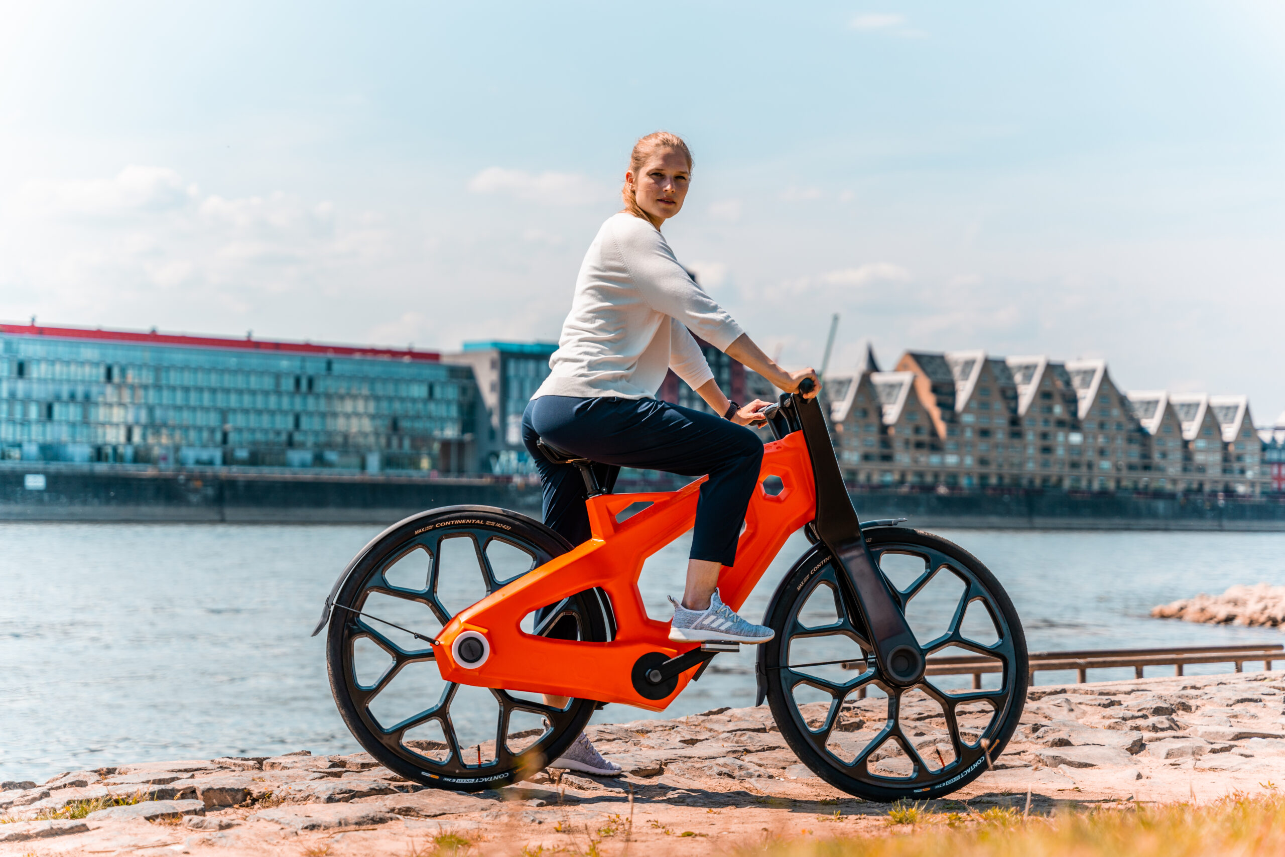 this-bicycle-is-made-from-recycled-plastic-using-renewable-energy