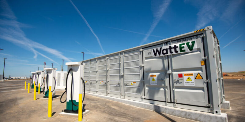 california-home-to-two-zev-firsts:-nation’s-first-solar-powered-ev-truck-stop,-world’s-largest-amazon-ev-truck-fleet