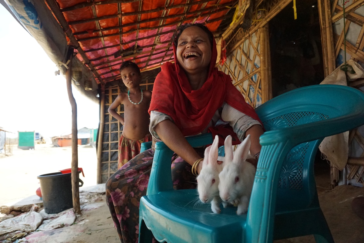 odd-jobs,-digital-cards-help-rohingya-refugees-navigate-aid-cut