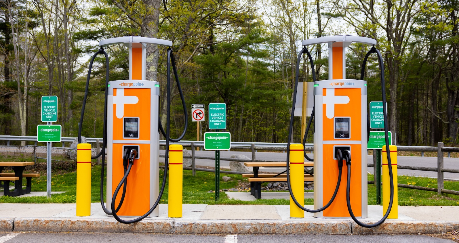 wireless-ev-charging-is-waiting-in-the-wings-as-public-fast-charging-network-accelerates