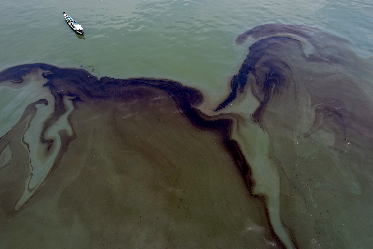 in-the-wake-of-a-super-typhoon,-coastal-communities-grapple-with-oil-spill-in-manila-bay