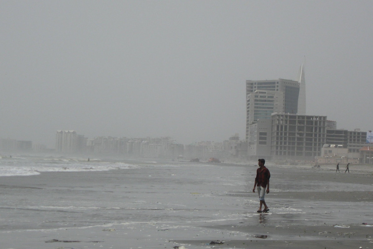 heat-and-rain-punish-karachi’s-homeless