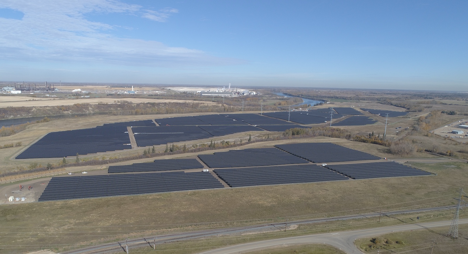 eddie-murphy’s-“candy-cane-lane”-supported-by-mobile-batteries,-safe-ev-batteries-—-ev-&-solar-news-roundup