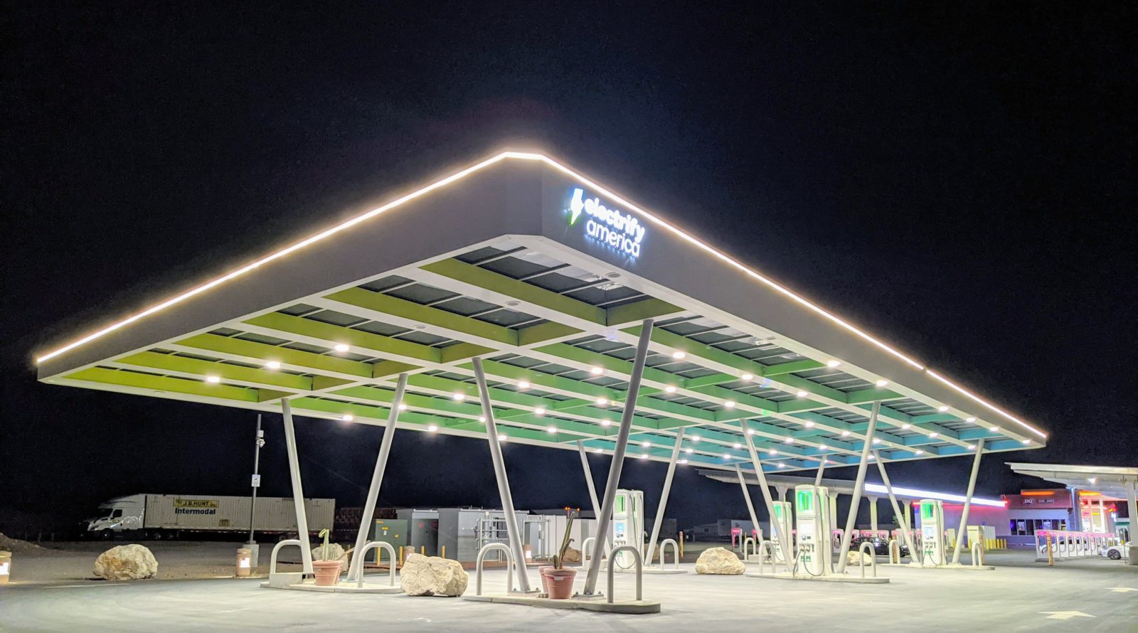california-awards-$32-million-in-federal-funding-to-deploy-over-450-fast-chargers-along-interstates-&-highways 