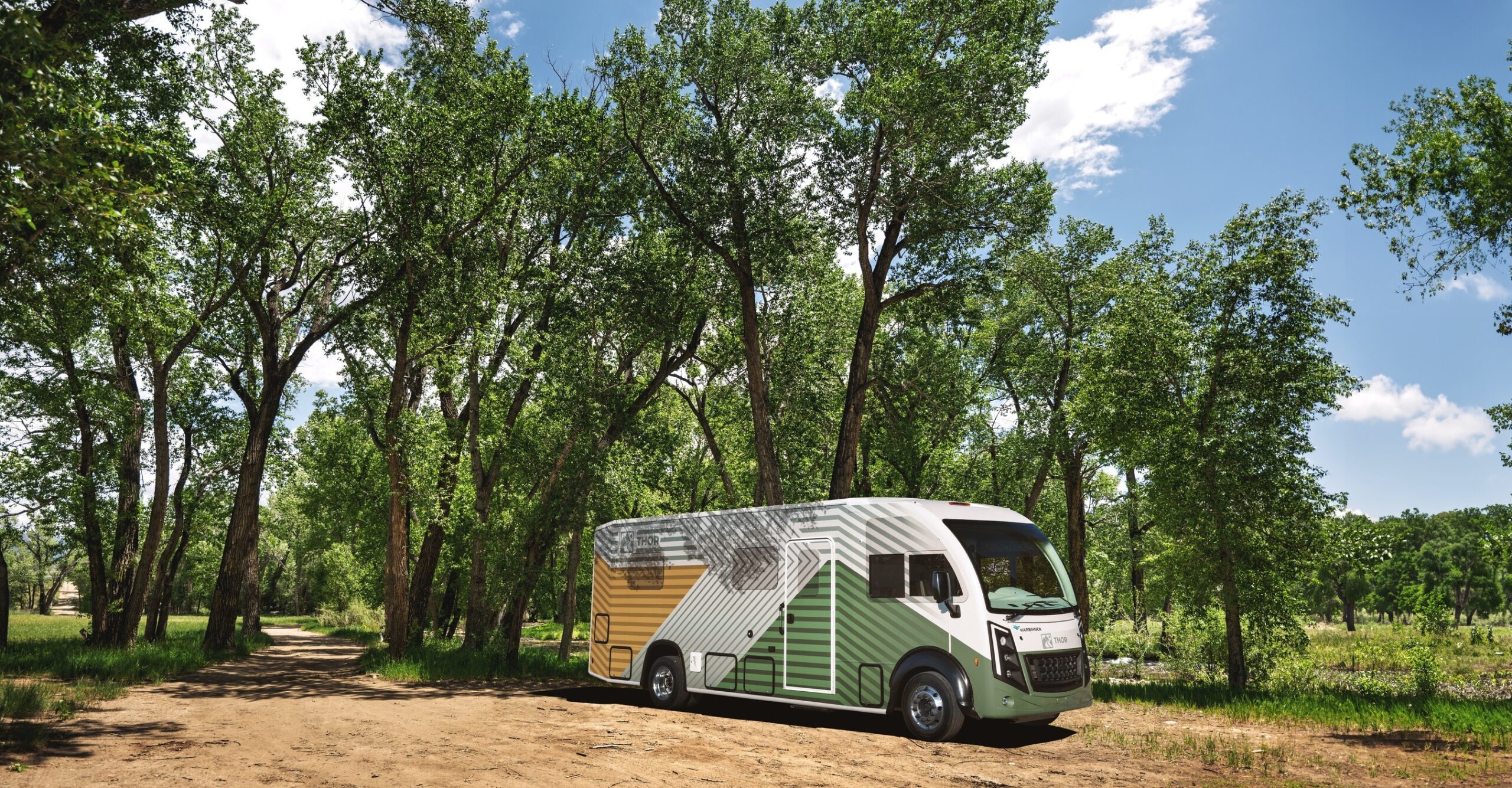 thor-reveals-plug-in-hybrid-rv-with-useful-range